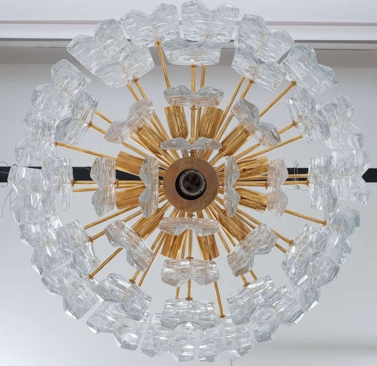 Milieu du XXe siècle J.T. Lustre Palazzo Kalmar en verre de cristal à étages en laiton doré, c. 1960 en vente