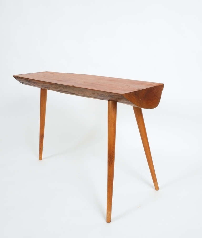 Walnut wood end table in the style of George Nakashima, 1950. Sculptural elegant end or small coffee table. 31.5 x 11.81