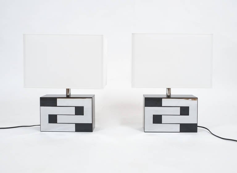 Precioso par de lámparas de sobremesa con base maciza lacada en negro y aplicaciones metálicas gráficas cromadas. Se incluyen nuevos tonos personalizados. También es posible personalizar el tono. Las medidas de la base solamente son 10,4 x 7,08 x