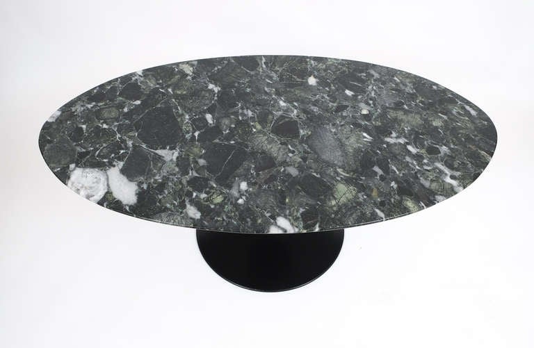 Elegant black marble coffee table in the style of Eero Saarinen. It's in excellent condition.