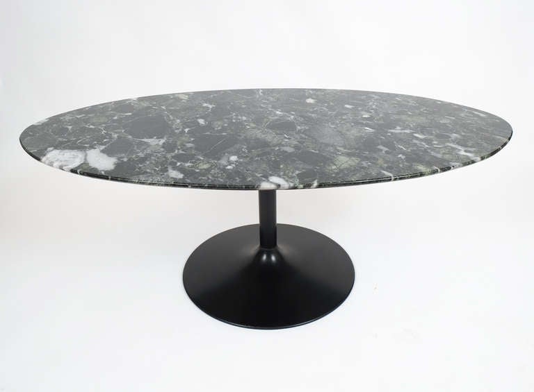 Oval Black Marble Coffee Table In The Style Of Saarinen In Excellent Condition In Vienna, AT