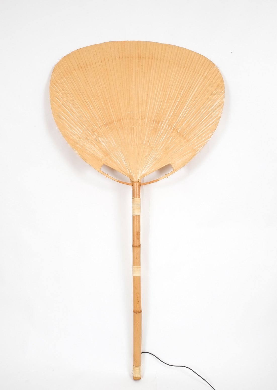 Important floor lamp by Ingo Maurer from 1977. Measuring 86.2