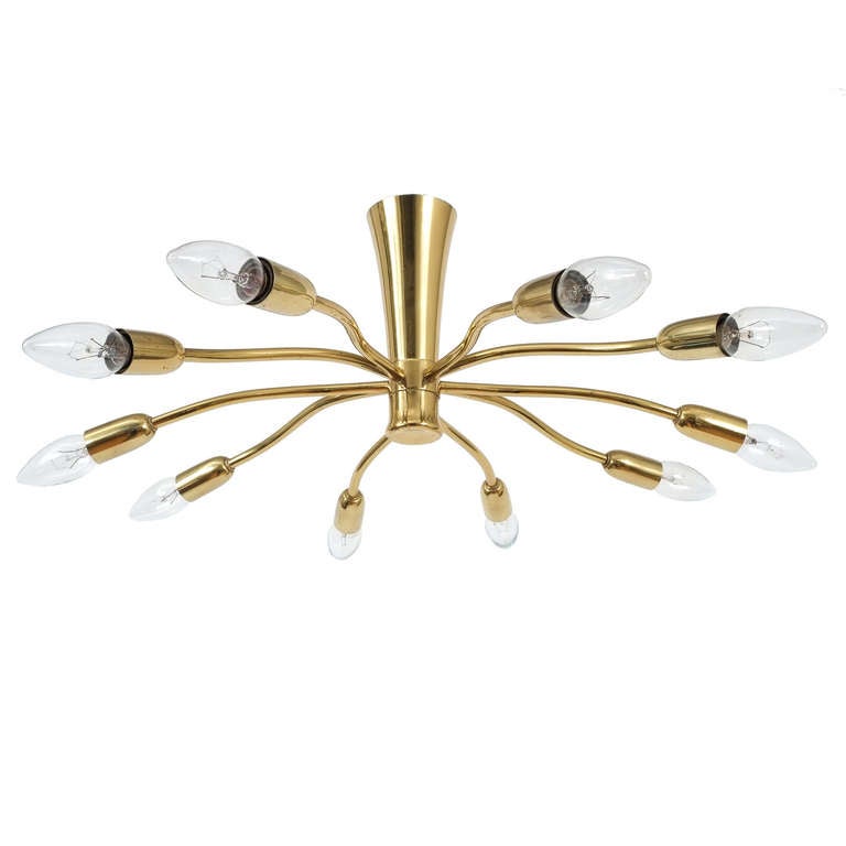 Plafonnier Sputnik Scorpio en laiton de J.T Kalmar, 1950. Rare luminaire original 'Scorpio' de Kalmar/Autriche, composé de tubes en laiton fendus de type brique, avec un magnifique aspect organique artisanal. Dix ampoules éclairent ce luminaire qui