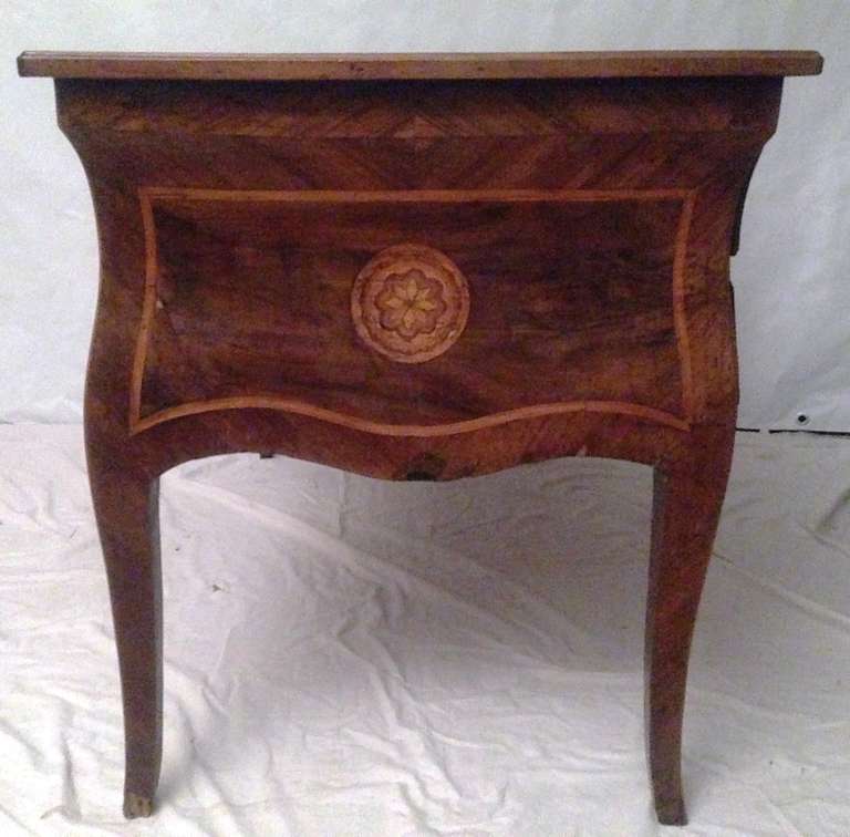 18th Century Italian Desk in Walnut LXV Neapolitan In Good Condition For Sale In Paris, FR