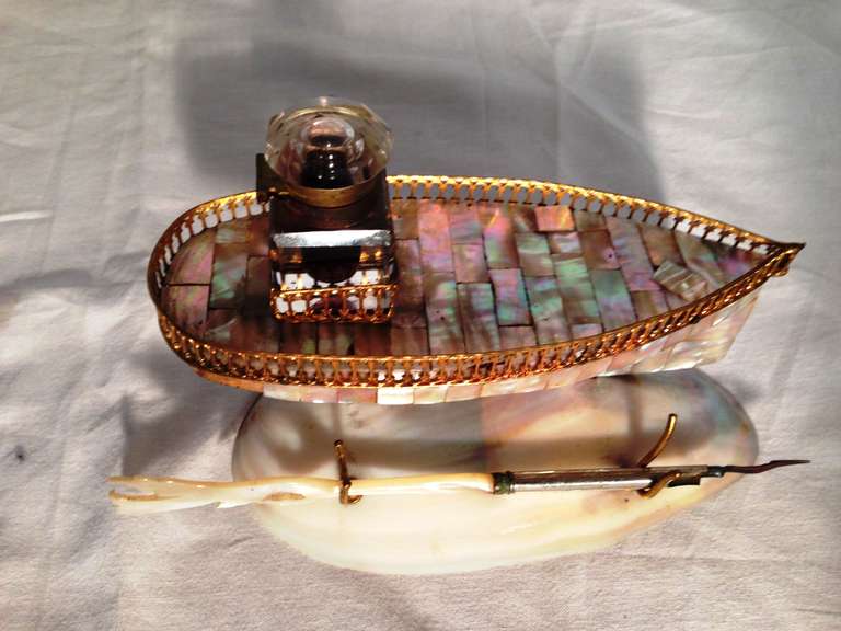 19th French Mother of Pearl Inkwell In Form of a Boat In Good Condition In Paris, FR