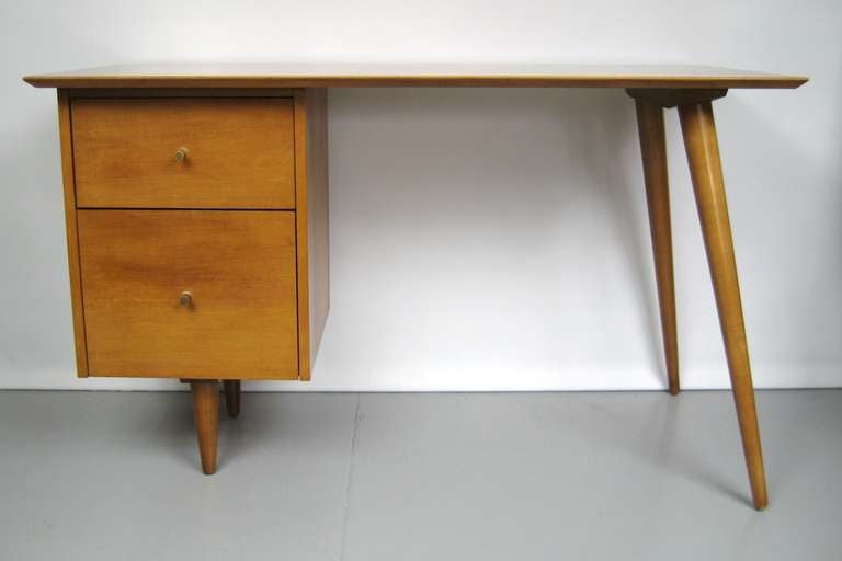 Mid Century Paul McCobb for Planner Group Desk 100% Original Finish. In Excellent Condition In Wallkill, NY
