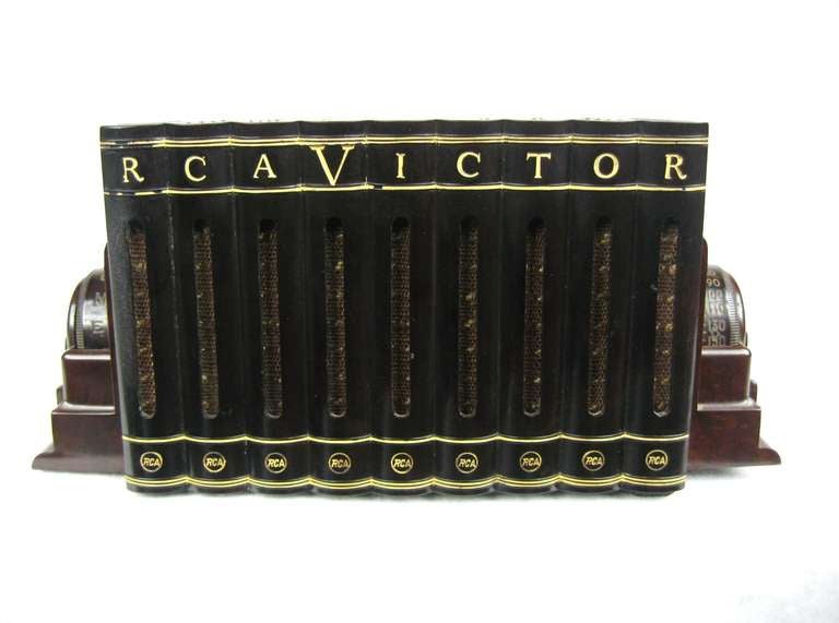 1940”s Bakelite RCA Victor Book Radio Black / Brown In Excellent Condition In Wallkill, NY