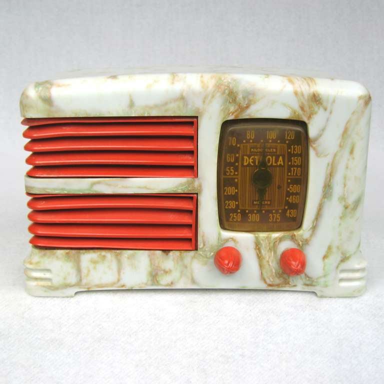1938 Detrola Art Deco Bakelite Plaskon Radio - Beetle with Red trim