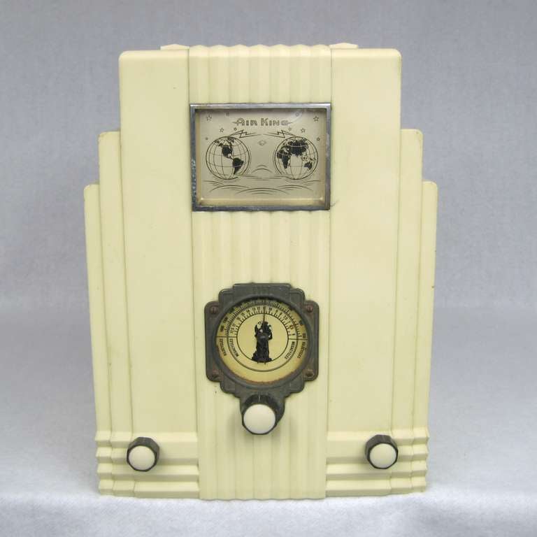 Art Deco Air King model 66 Skyscraper Ivory colored Bakelite Radio (Not painted), designed in 1933 by Harold Van Doren

The radio is ORIGINAL and in excellent condition.
NO Breaks, No Repairs, and No spray paint.