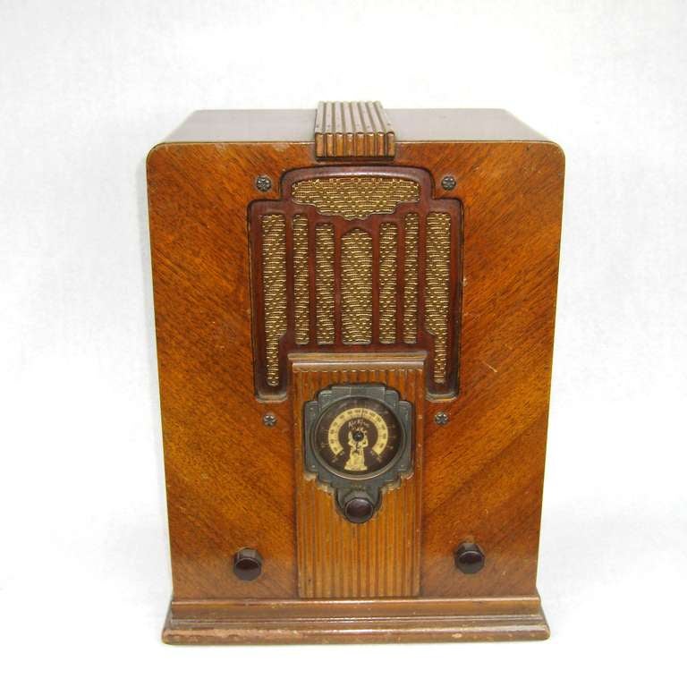 1933 Air King Rare Sky Scraper Atlas Wood tube Radio
This is one of the BEST condition wood Air Kings I have had in the last 10 years, it has the same chassis and Dial as the Bakelite Air Kings.
It is untested.