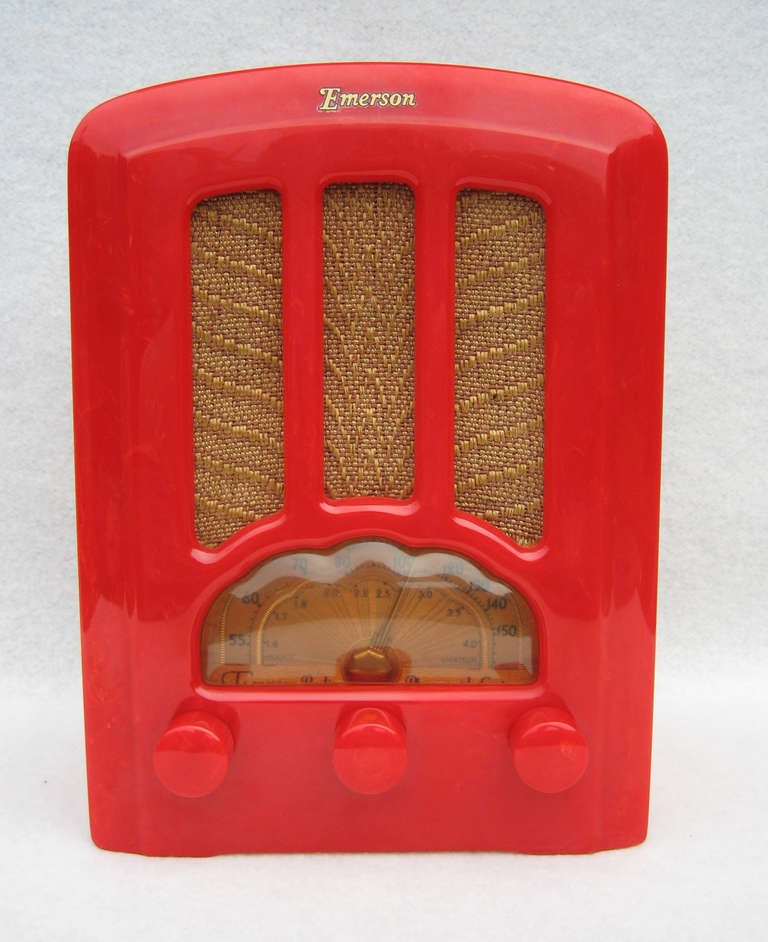 1937 Red Emerson AU-190 Cathedral Catalin / Bakelite Tube Radio.
Red case with Red knobs. This radio is very rare to fine it in this condition.
The radio is ORIGINAL and in excellent condition, No Cracks, No Chips, No breaks, NO repairs and No