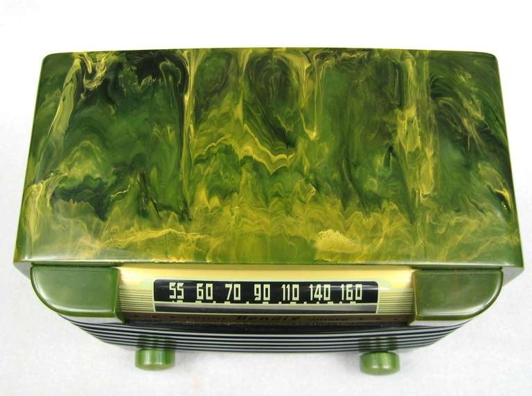 This is the Best marbleized Green and Black Bendix 526C Catalin / Bakelite Tube Radio you will see.

The radio is ORIGINAL and has it's Original back.
It is in excellent condition, No Cracks, No Chips, No breaks, NO repairs and No spray paint.