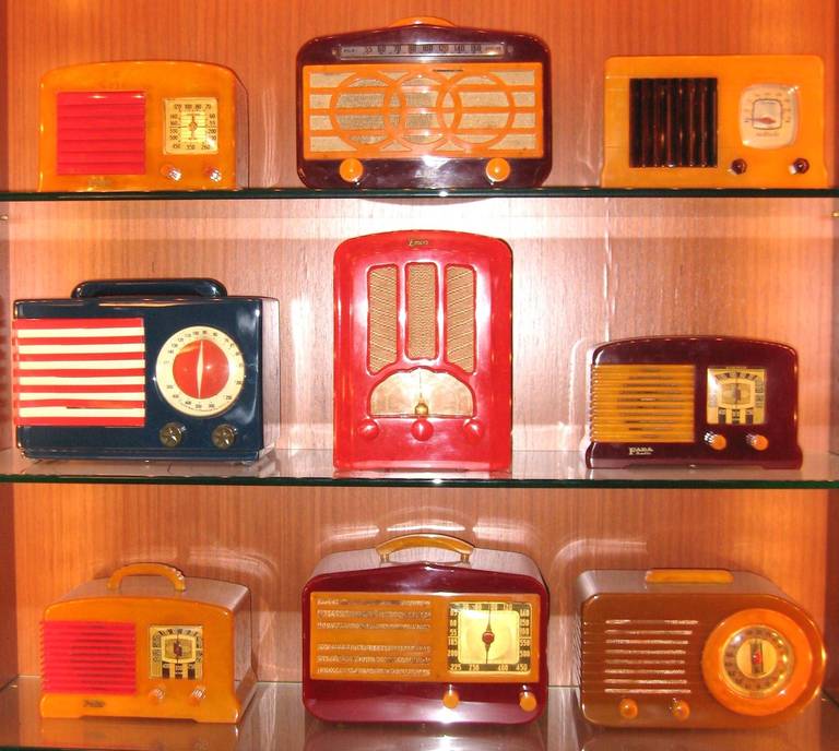 Major Collection of 120+ Catalin & Bakelite Radios from 1930s and 1940s In Excellent Condition For Sale In Wallkill, NY