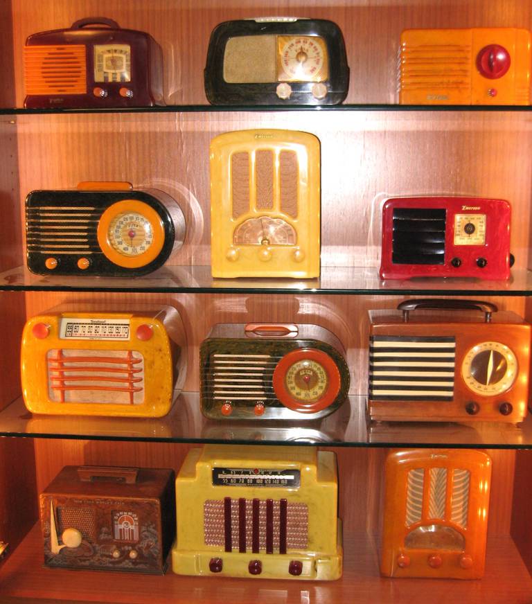 Metà XX secolo Un'importante collezione di oltre 120 radio in catalina e bachelite degli anni '30 e '40 in vendita