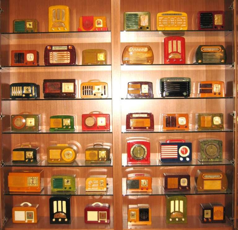 Major Collection of 140+ Catalin & Bakelite Radio von 1930's & 1940's
Sie werden nicht sehen:: eine Sammlung wie diese zum Verkauf wieder:: alle aber 4 haben keine Schäden:: und alle Radios sind original:: keine RE-PRO Teile und keine Reparaturen