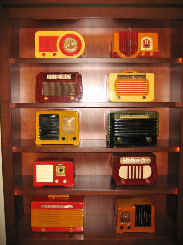 Große Sammlung von 140+ Catalin & Bakelit-Radios aus den 1930er & 1940er Jahren 1