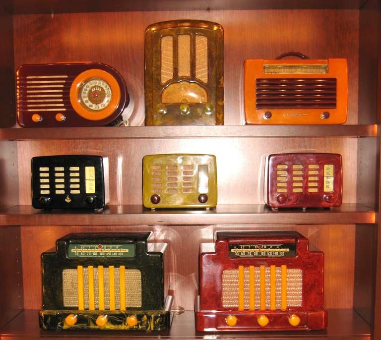 Große Sammlung von 140+ Catalin & Bakelit-Radios aus den 1930er & 1940er Jahren (Mitte des 20. Jahrhunderts)