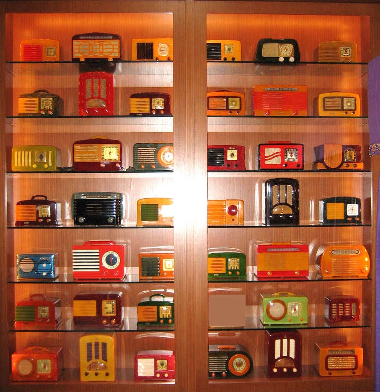 Große Sammlung von 140+ Catalin & Bakelit-Radios aus den 1930er & 1940er Jahren (Art déco)