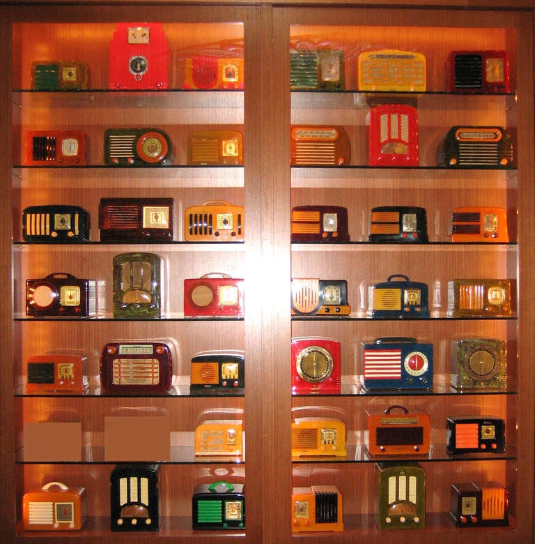 Große Sammlung von 140+ Catalin & Bakelit-Radios aus den 1930er & 1940er Jahren 3