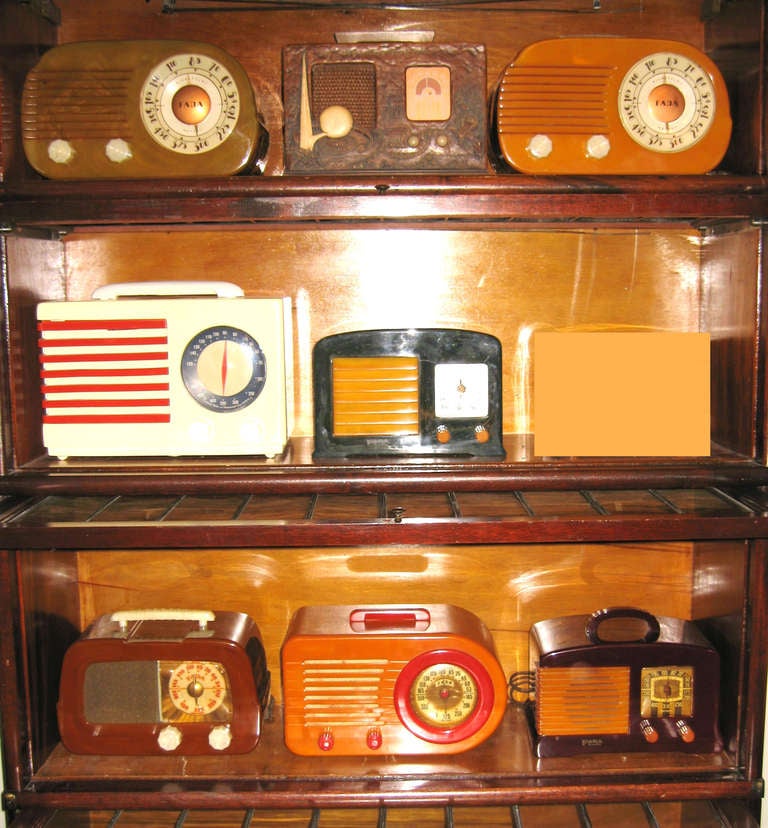 Große Sammlung von 140+ Catalin & Bakelit-Radios aus den 1930er & 1940er Jahren 4