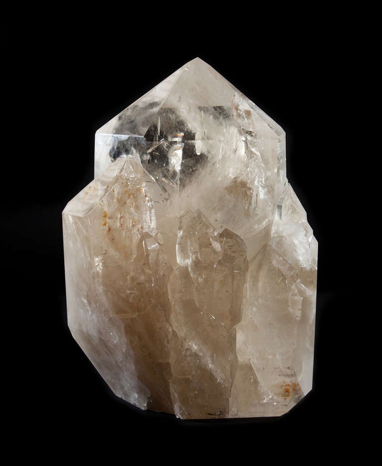 Une pointe de quartz de qualité A (cristal de roche) autoportante. L'étonnante composition naturelle des petites grappes autour du grand point central en fait une véritable pièce d'exception. L'une des plus belles grappes de cristaux de taille