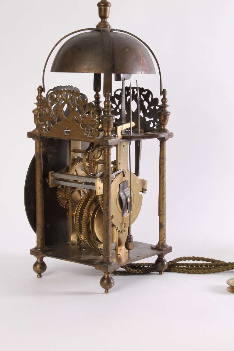 An English Brass Italian Striking Lantern Clock, John Pleydell, ca. 1675 In Good Condition For Sale In Amsterdam, Noord Holland