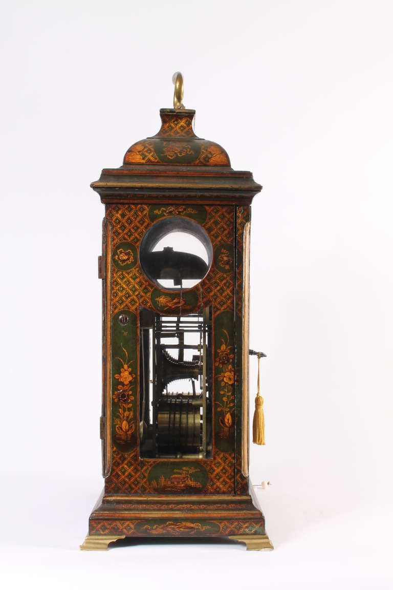 An English Lacquered Chinoiserie Bracket Clock circa 1750 In Good Condition For Sale In Amsterdam, Noord Holland