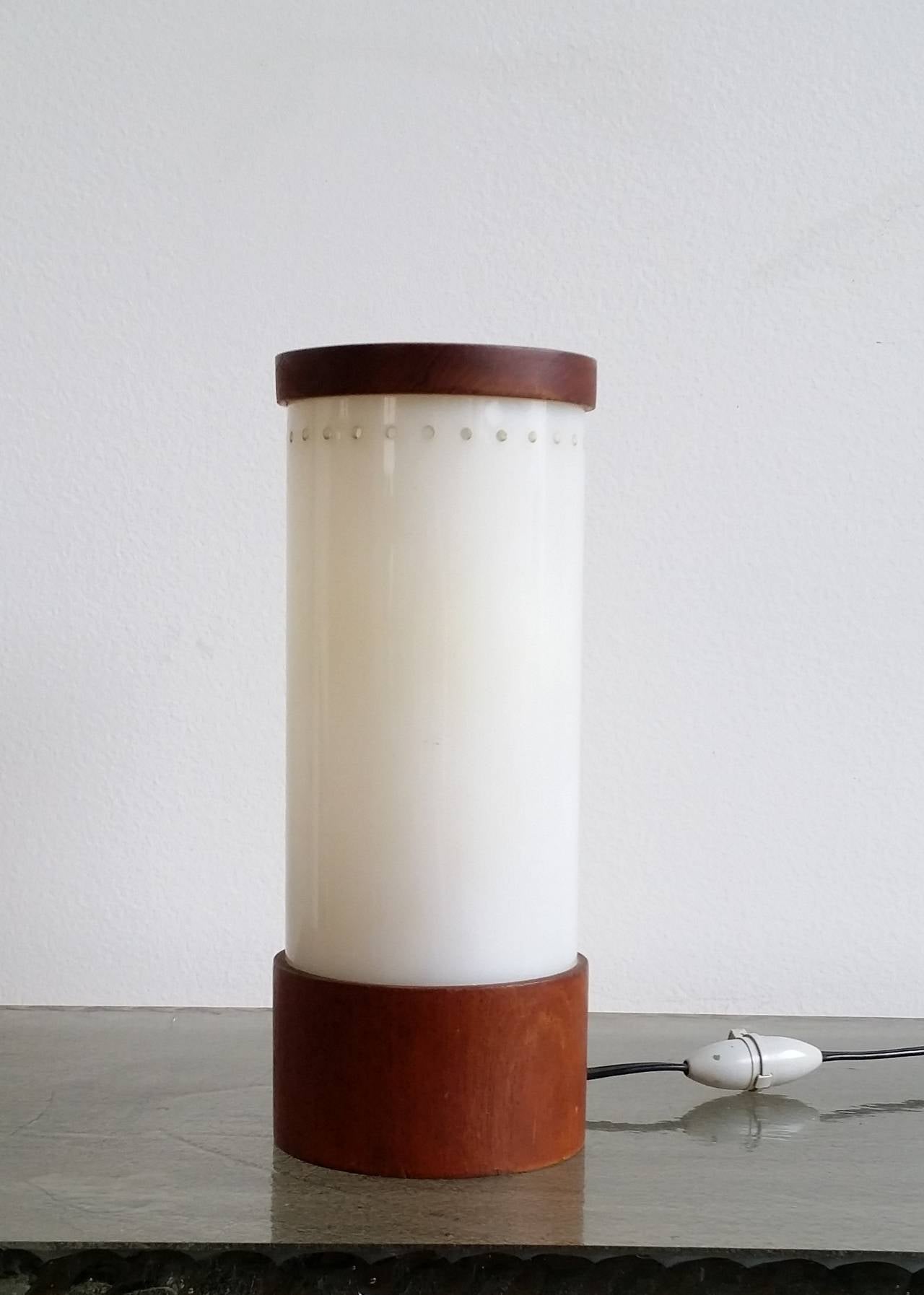 Acrylique Lampe de table en teck et perspex de l'époque du Bauhaus - années 1930 - Ipso Facto