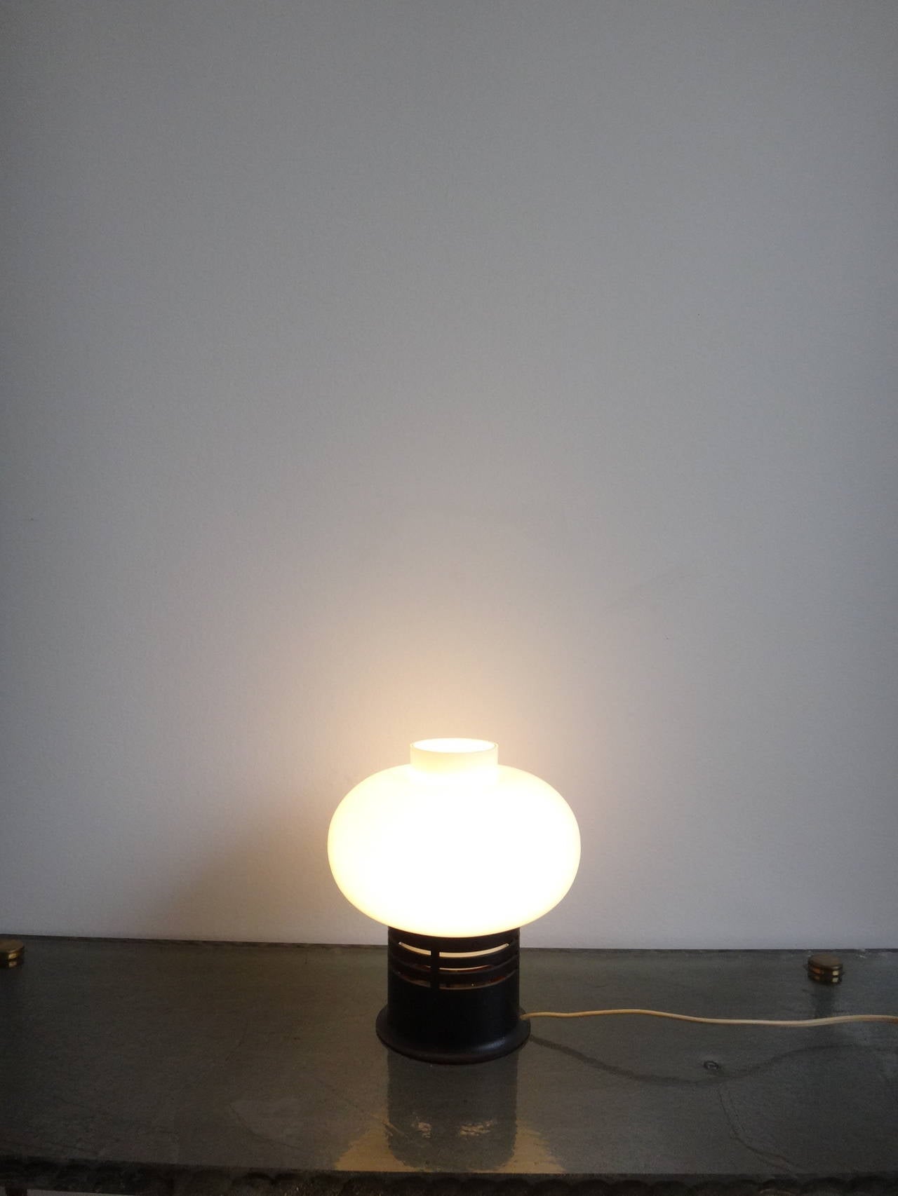 Petite modernist Bakelite and opaline lamp att Stilnovo - Ipso Facto In Good Condition In New York, NY