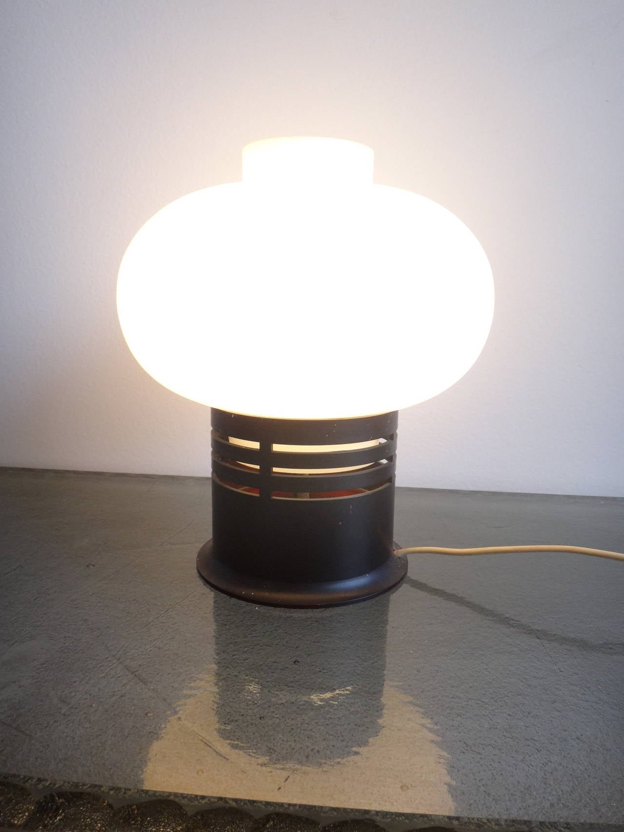 French Petite modernist Bakelite and opaline lamp att Stilnovo - Ipso Facto