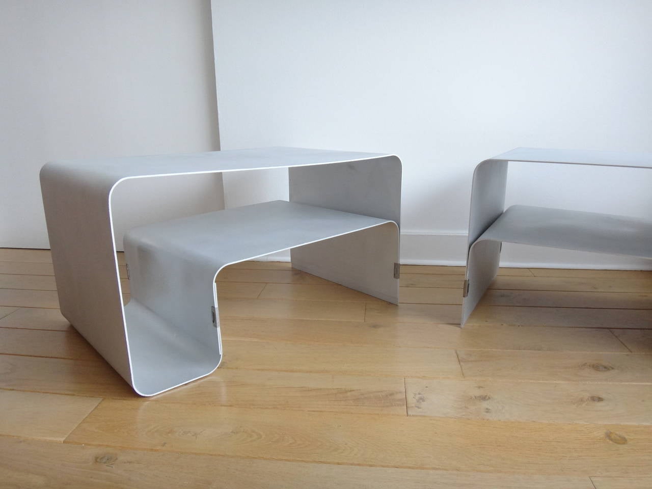 Français Paire de tables de nuit en contreplaqué d'acier de Joelle Ferlande, France, années 1970