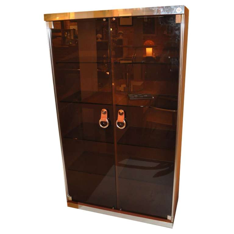 chrome, aluminum and glass fabulous pair of identical cabinets - glass tablets inside - leather and chrome handles
wooden fabric covered side in brick color
some scratches on the back of the cabinets
items currently in France
please kindly ask