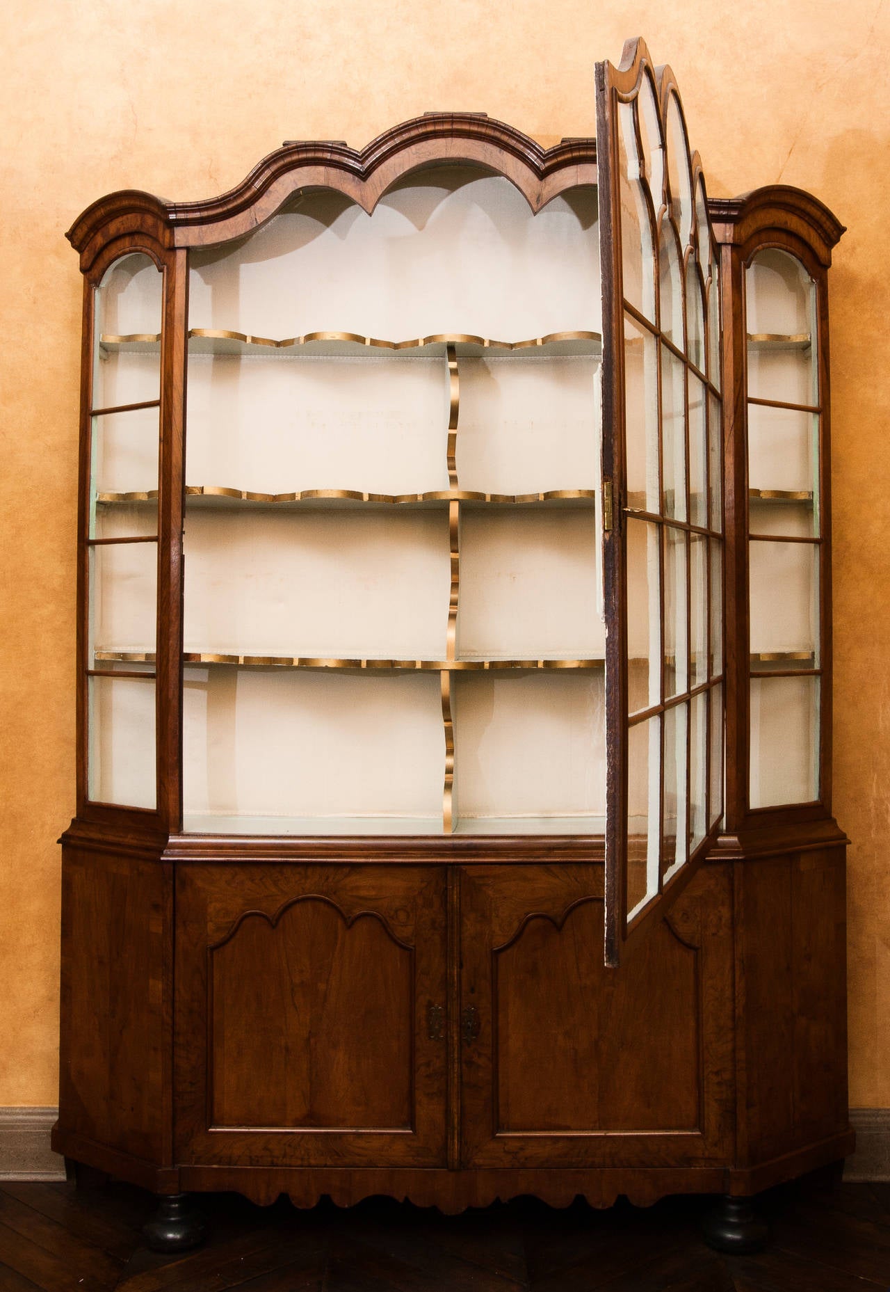 18th Century Dutch Burl Walnut Single Door Breakfront with Original Glass For Sale 4
