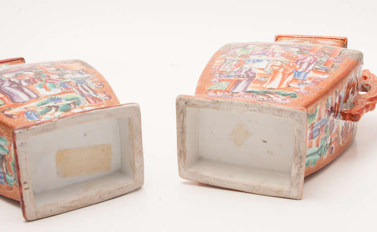Vases à garnitures en porcelaine mandarine Rouge-De-Fer d'exportation chinoise du 18e siècle Bon état - En vente à Nashville, TN