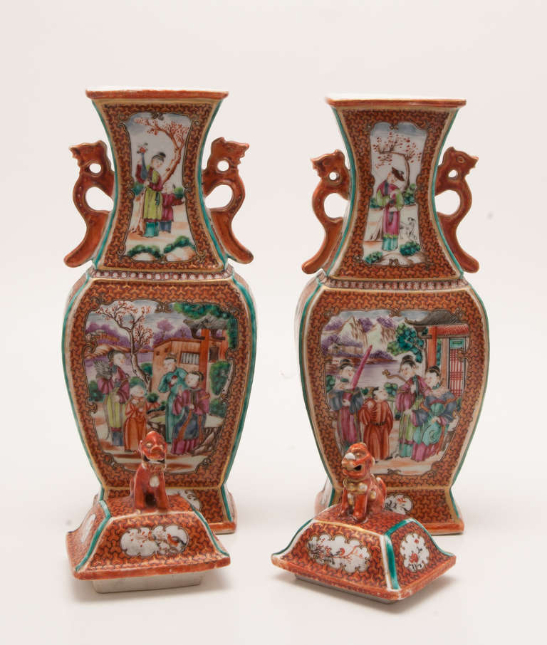 18th Century Chinese Export Rouge-De-Fer Mandarin Porcelain Garniture Set Vases For Sale 4