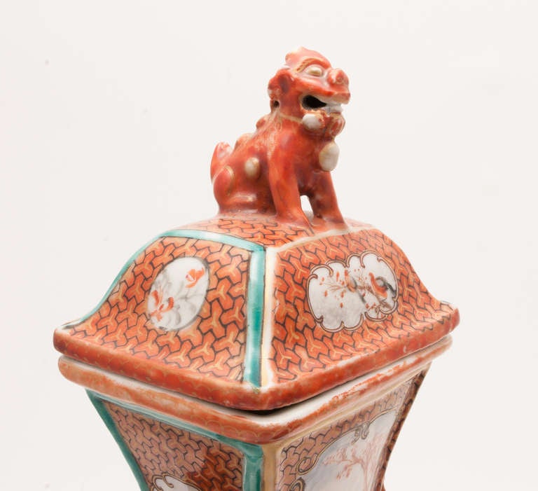 18th Century Chinese Export Rouge-De-Fer Mandarin Porcelain Garniture Set Vases For Sale 1