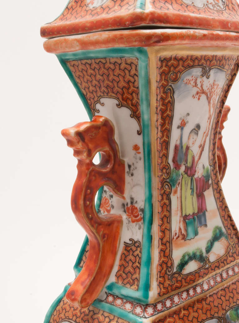 18th Century Chinese Export Rouge-De-Fer Mandarin Porcelain Garniture Set Vases For Sale 2