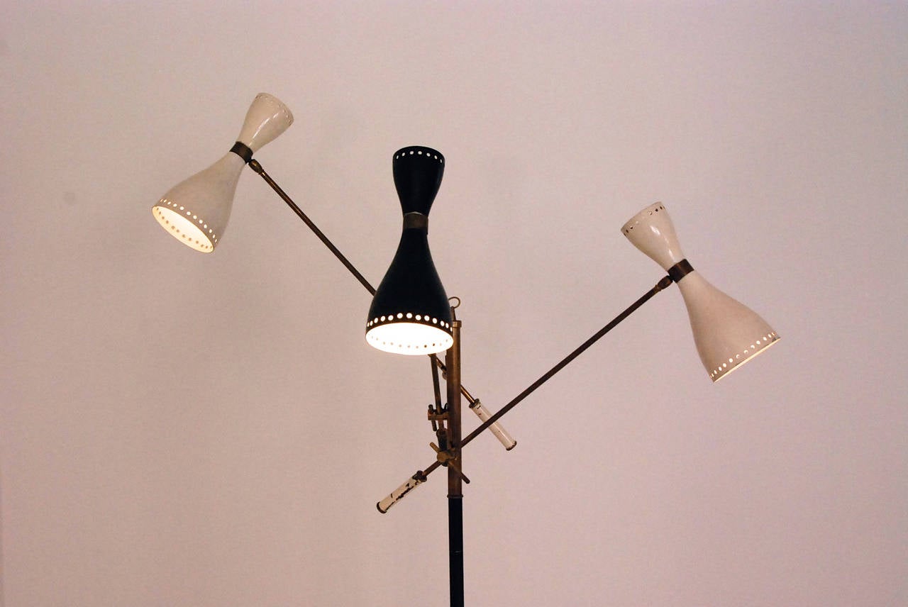 Triennale floor lamp designed in the style of Stilnovo, Italy, 1956.
All original condition colors; black and white. Original base in marble.