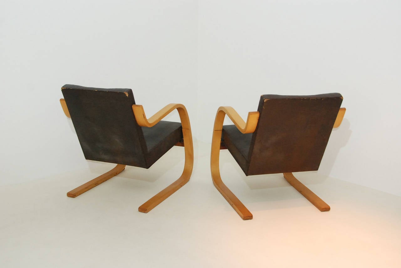 Pair of Lounge Chairs 34/402 by Alvar Aalto In Excellent Condition In Antwerp, BE
