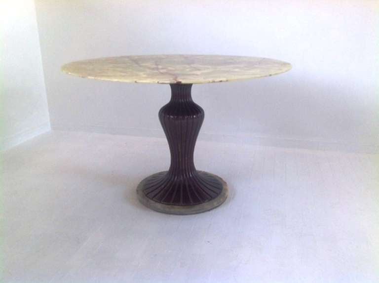 A  Borsani Round Dining table with an Extraordinary Onyx Top
Very good original conditions 