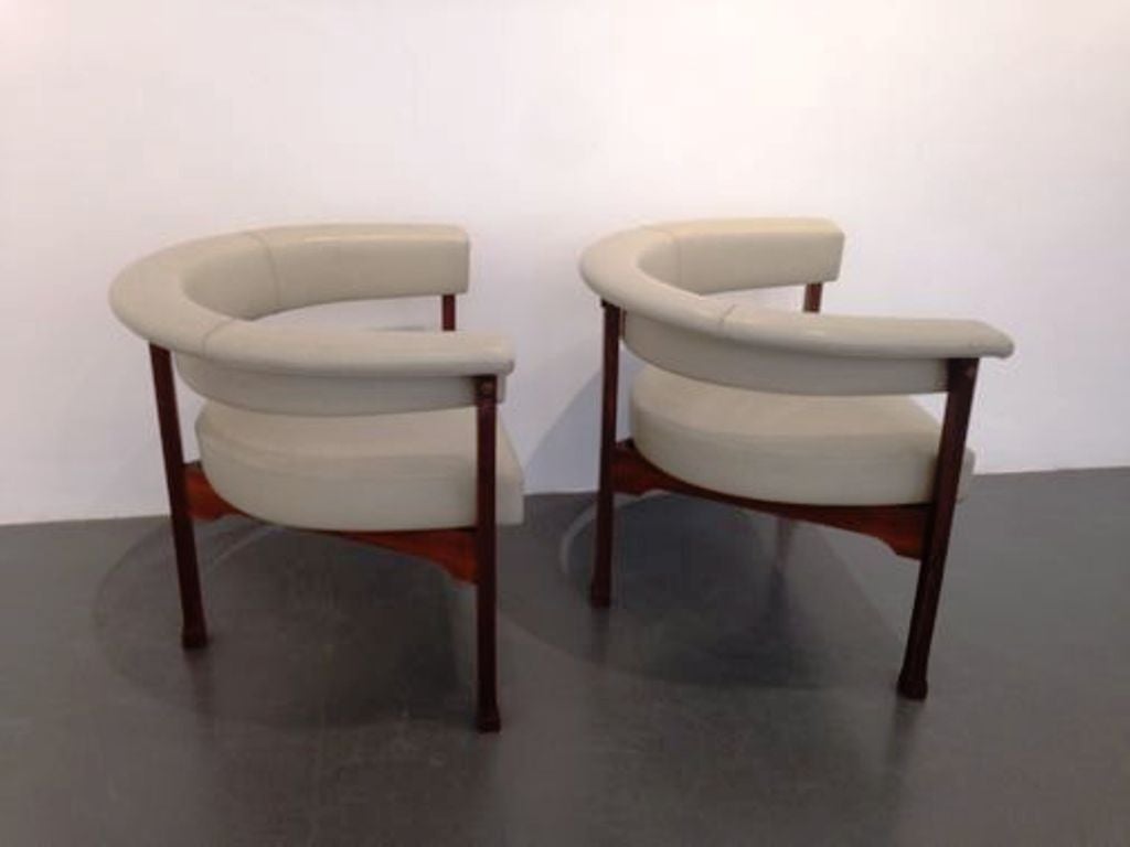Rare pair of early 1960s, neo liberty style, Saporiti armchairs.
Original light grey vinyl.