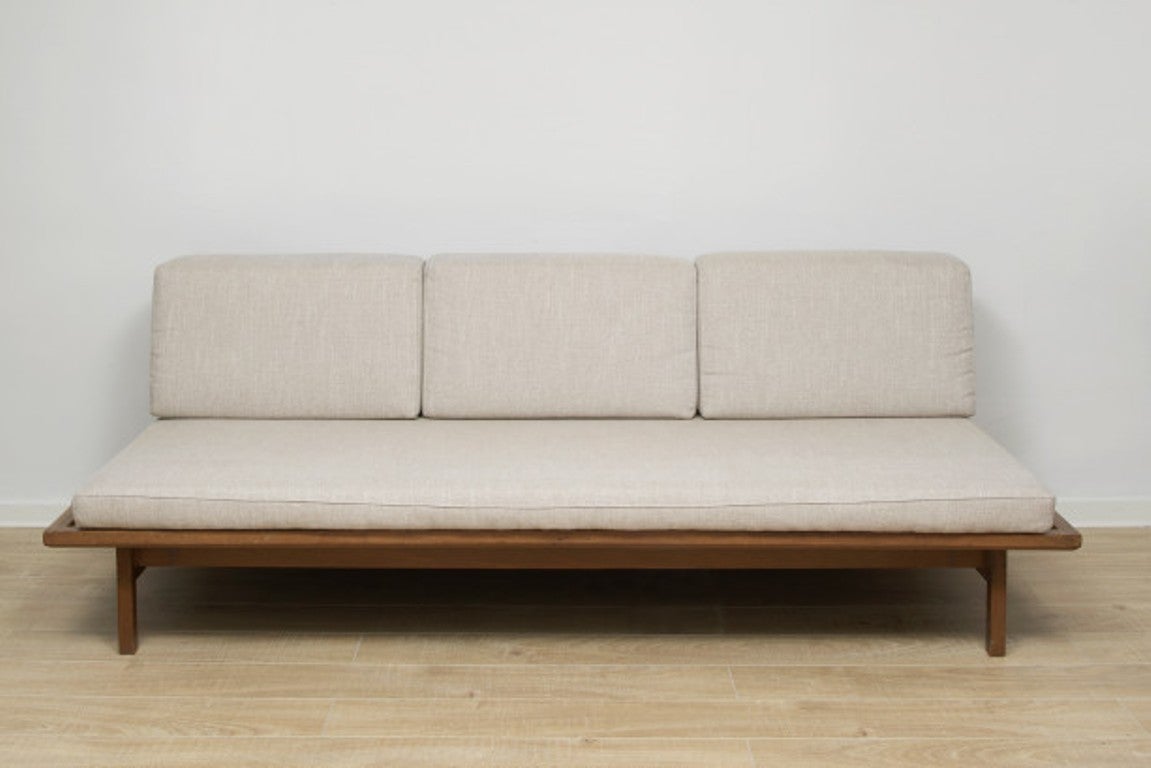 Rare 1950s daybed by Gianfranco Frattini for Cassina. 

Architect designer Gianfranco Frattini studied under Gio Ponti and became one of the best postwar Italian design.