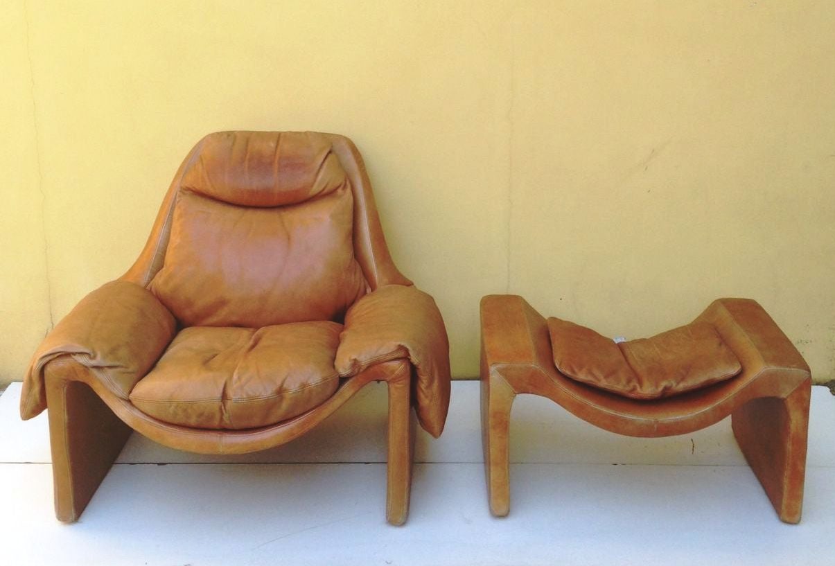 A light brown leather lounge chair and ottoman designed by Vittorio Introini for Saporiti. Documented Vittorio Introini: Architecture, 1961-1991