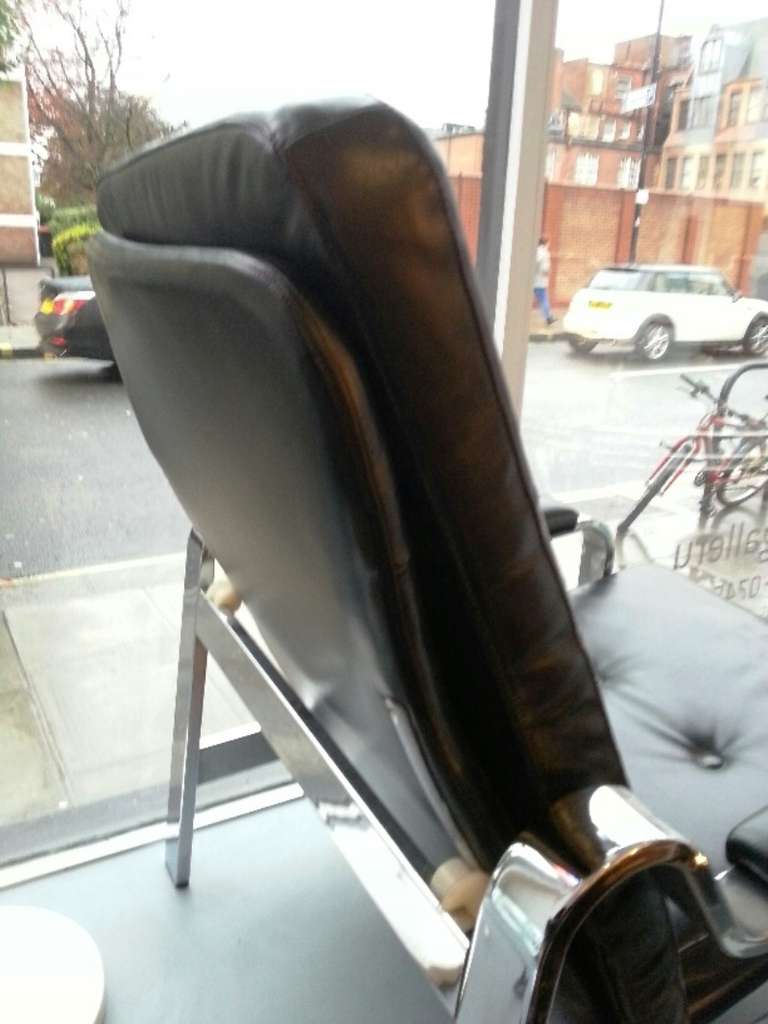 1970's Reclining Leather And Chrome Chairs In Excellent Condition For Sale In London, GB