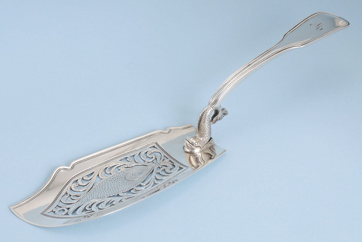 Top quality and rare, sterling silver Scottish George IV fish slice of very good gauge. Made in Glasgow in 1826 by Mitchell and Son. The centre of the blade is pierced with decorative fronds around a fish. The fiddle and thread pattern handle is