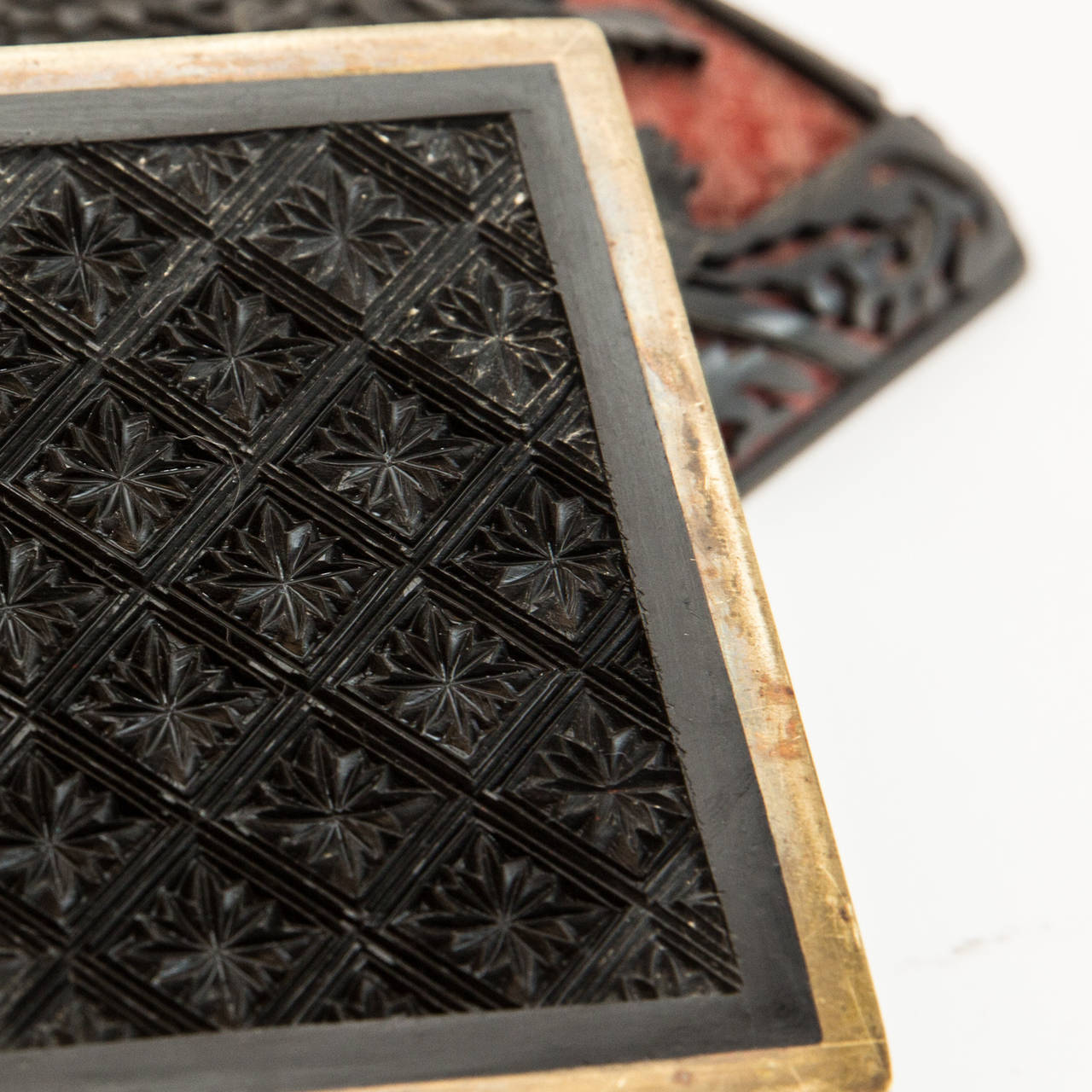 Qing Dynasty Carved Cinnabar Lacquer Box and Cover In Excellent Condition For Sale In Paris, FR