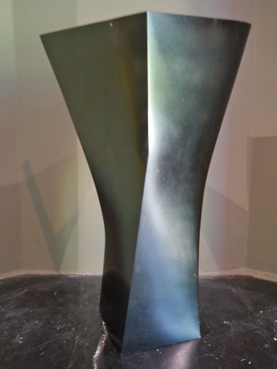 20th Century Asymmetric Japanese Bronze Vase In Excellent Condition For Sale In Paris, FR