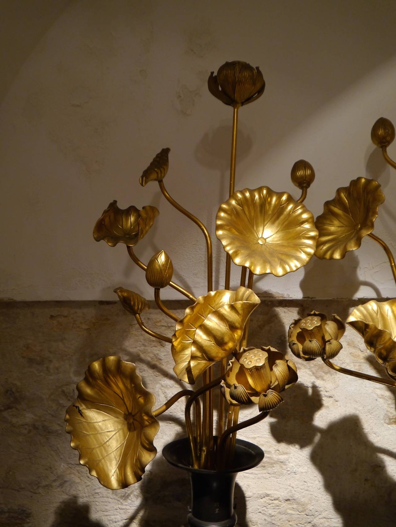20th Century Japanese Giltwood Buddhist Altar Lotus Flowers In Good Condition In Paris, FR