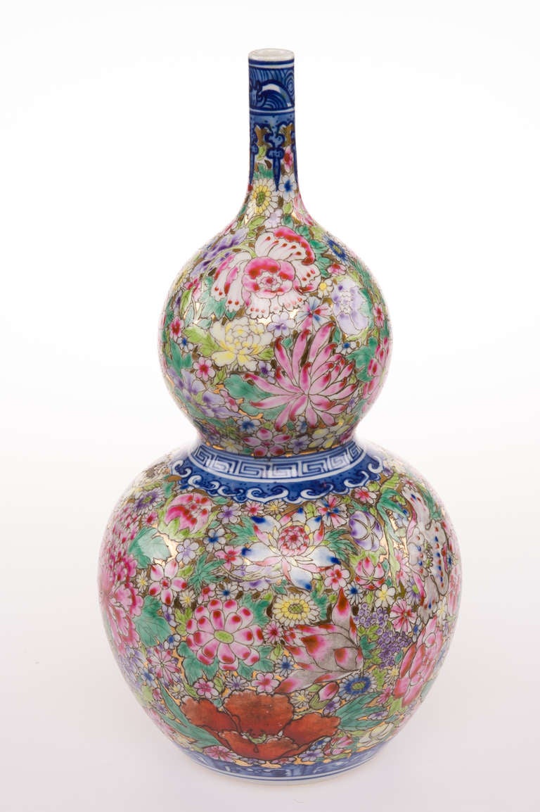 A porcelain vase of high quality.
Seal marked Qianlong and of the period.