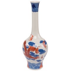 Rote und blaue Vase aus Eisen mit langem Hals